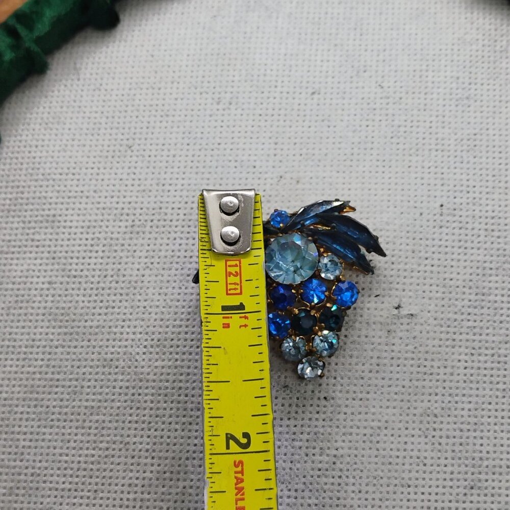 Vintage Blue Rhinestone Grape Cluster Brooch Austrian Crystal 1 1/2" - Picture 5 of 6